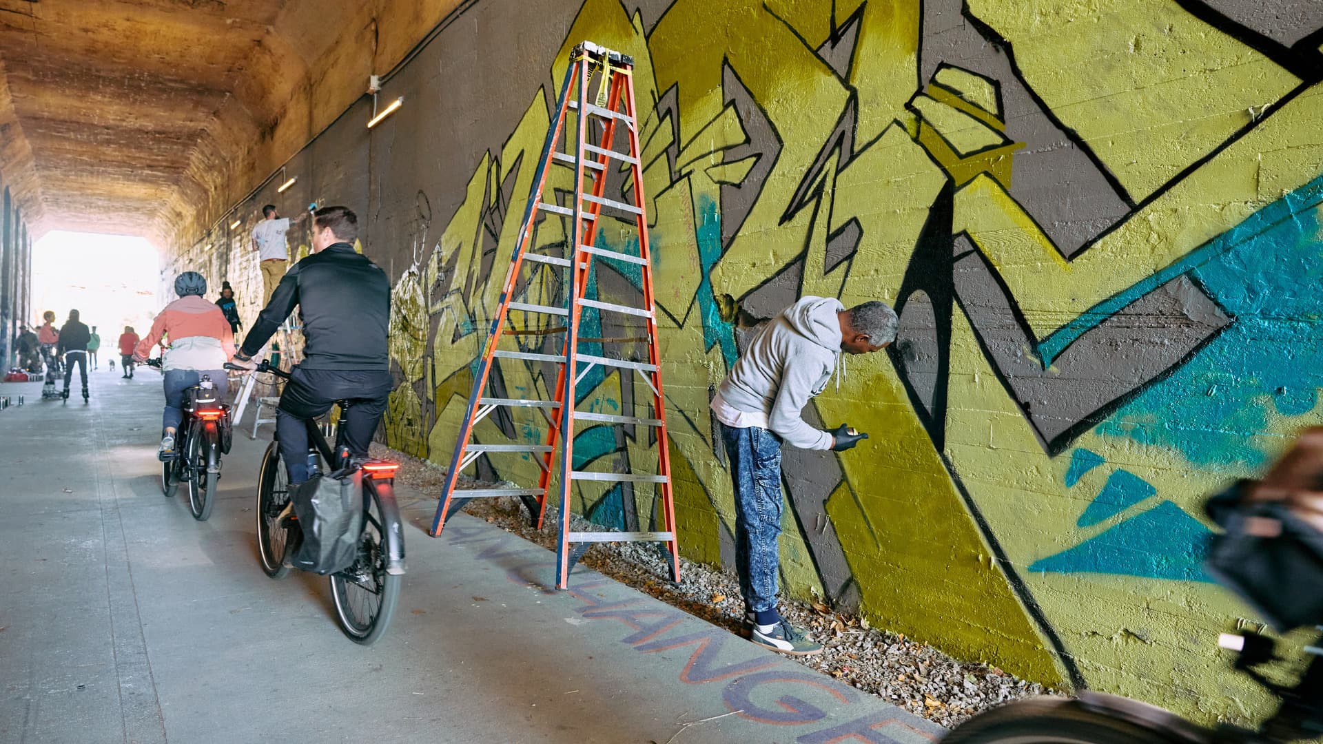 Stylewriting at Lee + Murphy tunnel with cyclists going by.