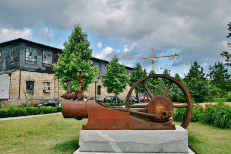 The steam engine in its new location with the historic mill in the background. Photo: the Sintoses.